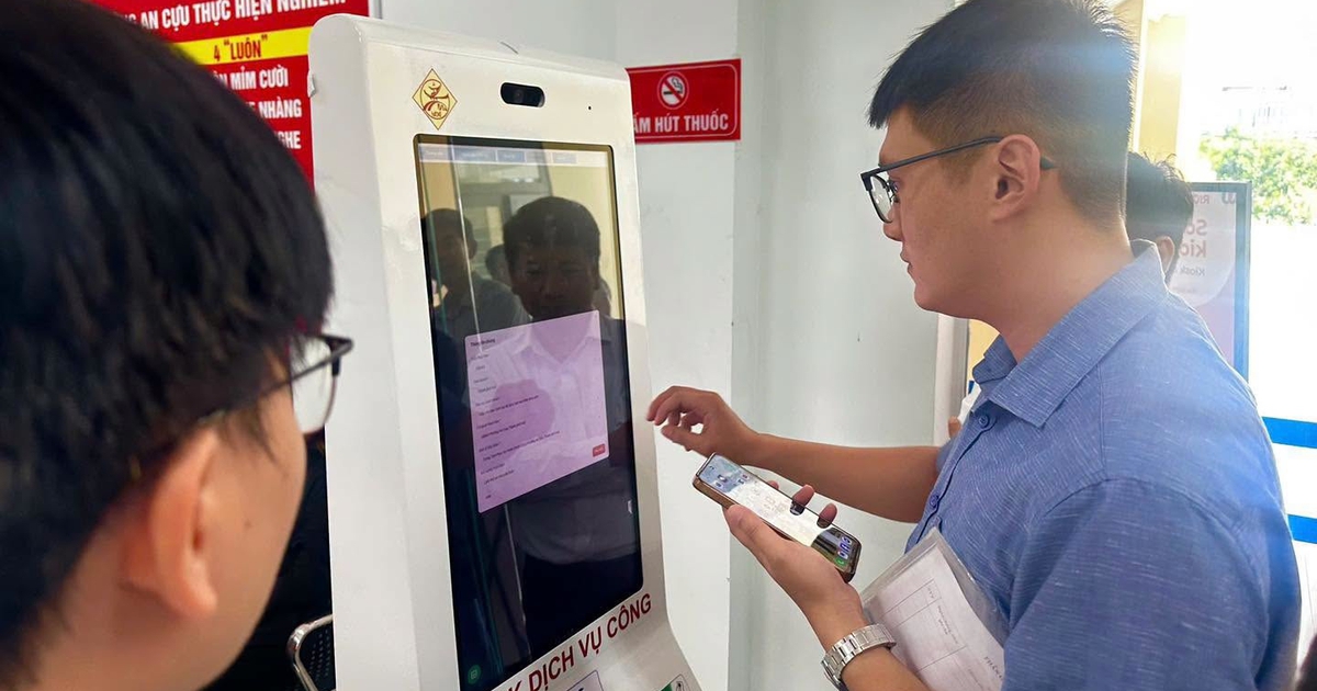 Phường đầu tiên ở Huế đưa robot Kiosk toàn trình vào phục vụ dịch vụ công