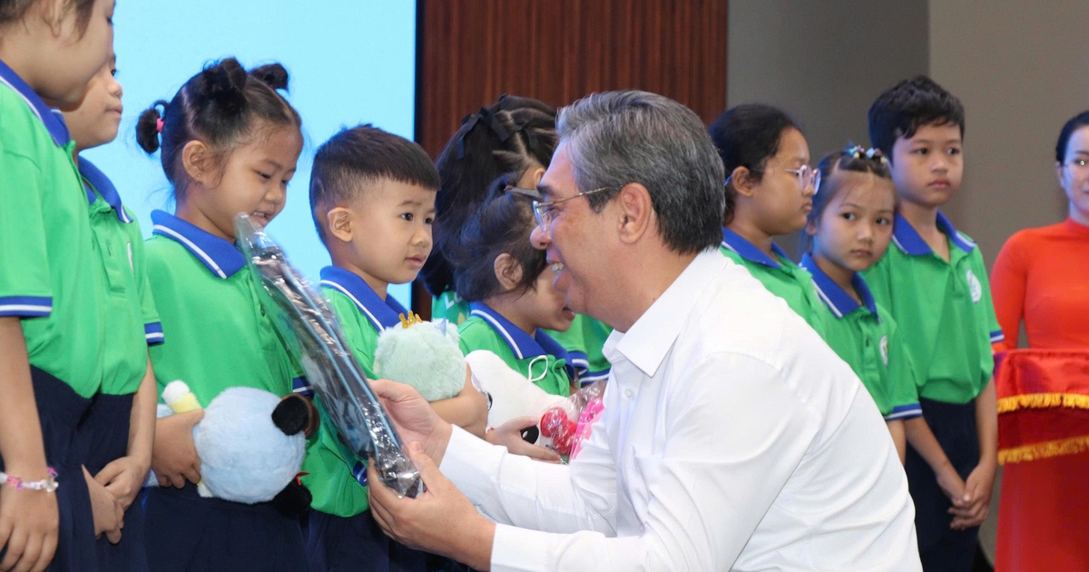 Lễ khai giảng đặc biệt của bệnh nhi ung thư: "Con mong hết bệnh để đến trường"