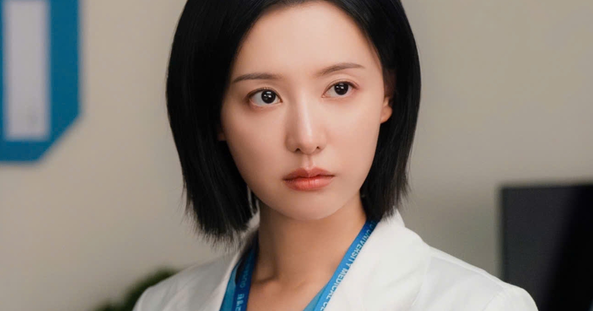 Kim Ji Won thay đổi h&igrave;nh tượng, h&oacute;a b&aacute;c sĩ sau cơn sốt 'Nữ ho&agrave;ng nước mắt'