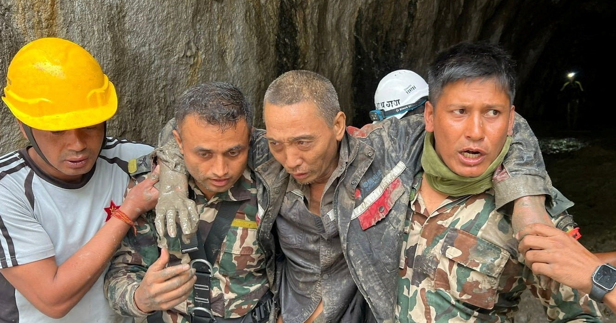 C&ocirc;ng nh&acirc;n Trung Quốc được cứu sống 10 ng&agrave;y sau trận lũ qu&eacute;t Nepal