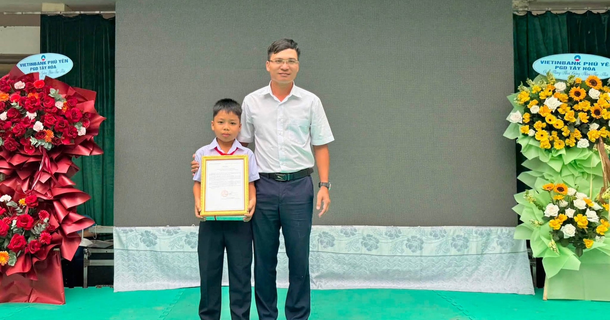 Học sinh lớp 4 nhặt 4,8 triệu đồng trả lại du kh&aacute;ch, được biểu dương ng&agrave;y khai giảng