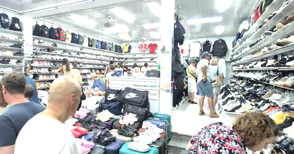 Tin lời KOL mua phải giày giả Nike, Adidas giữa "phố tây" Nha Trang