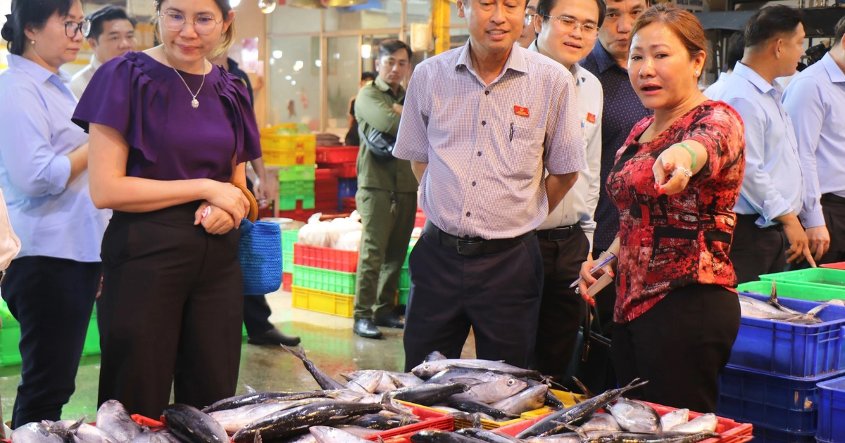 "Thị sát" chợ đầu mối ở TP.HCM: Mua bán tự phát không đảm bảo ATTP