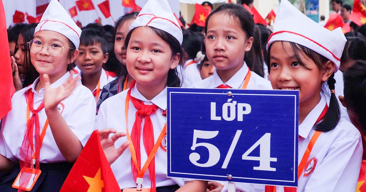 Cha mẹ vượt n&uacute;i đưa con đi khai giảng: 'Con ở lại trường, t&ocirc;i đỡ lo'
