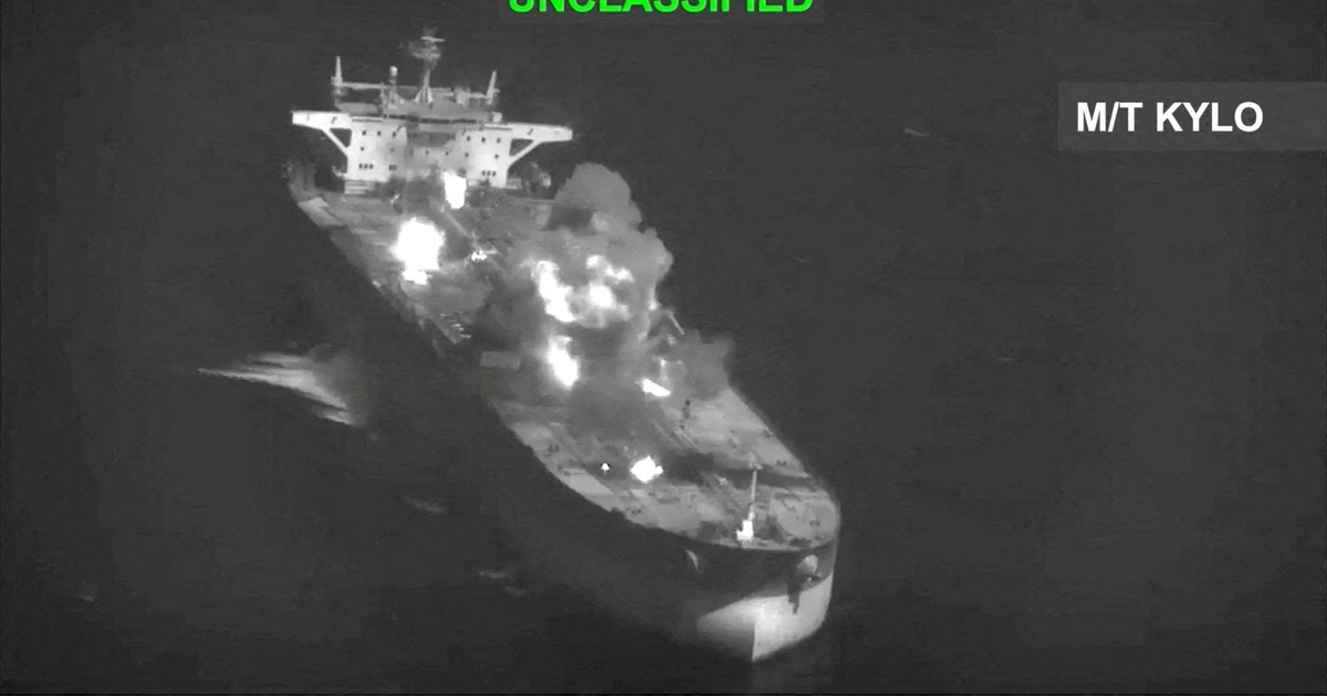 Iran n&oacute;i đ&atilde; tấn c&ocirc;ng t&agrave;u s&acirc;n bay Mỹ, cảnh b&aacute;o t&agrave;u thuyền ở eo biển Hormuz