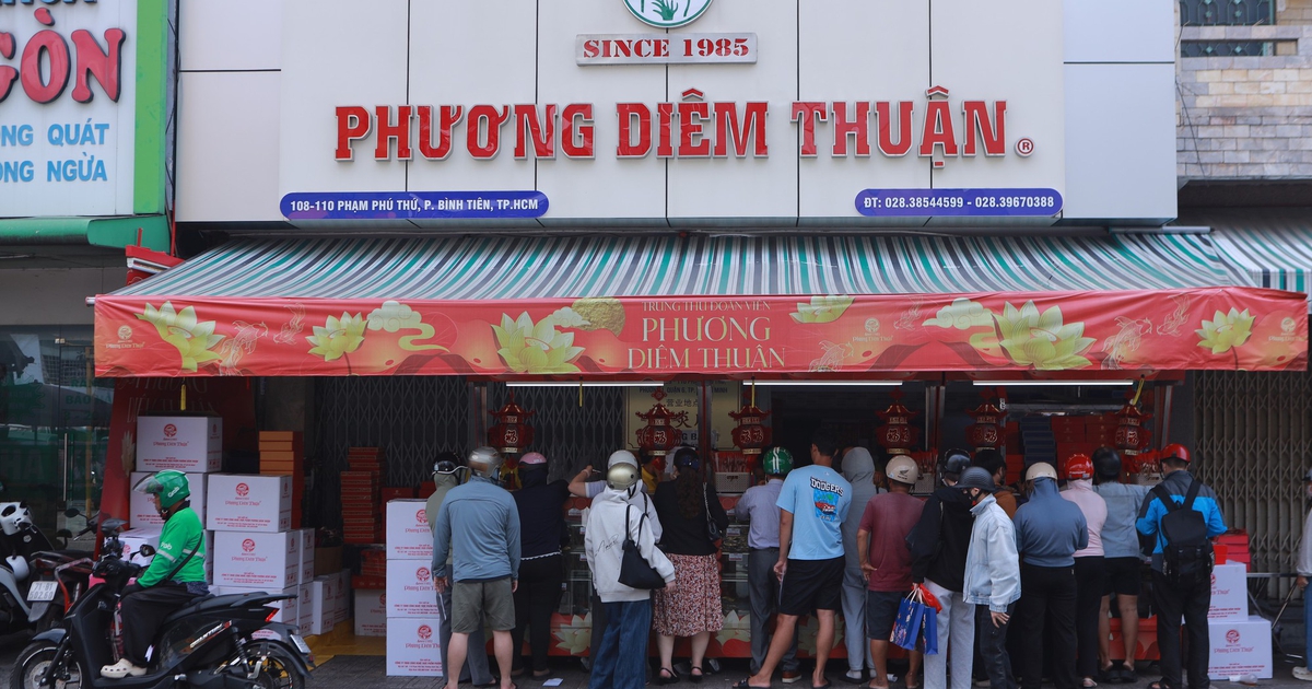 Đi 3 lần vẫn chưa mua đủ, kh&aacute;ch xếp h&agrave;ng mua b&aacute;nh trung thu ở TP.HCM