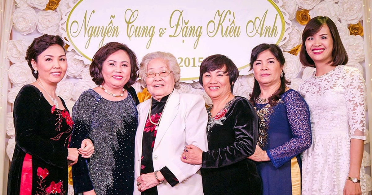 Mẹ 92 tuổi sợ ngủ một m&igrave;nh, c&aacute;c con lập tờ lịch đặc biệt