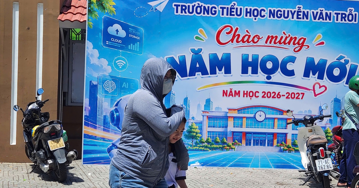 Trường chưa ăn b&aacute;n tr&uacute;, phụ huynh TP.HCM lật đật đưa đ&oacute;n con