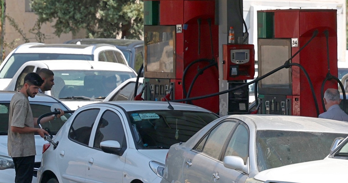Iran tăng gi&aacute; xăng với người d&ugrave;ng nhiều, sắp lập v&ugrave;ng cấm gần eo biển Hormuz