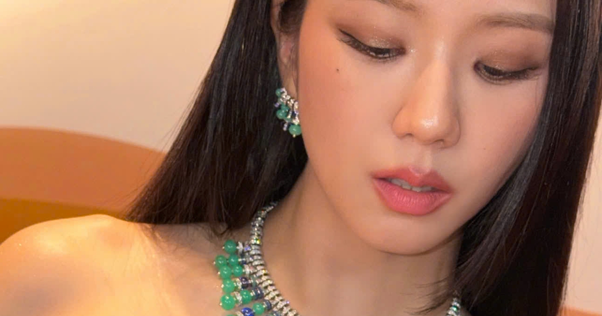 Jisoo (BlackPink) g&acirc;y cho&aacute;ng với bộ trang sức gần 20 tỉ đồng
