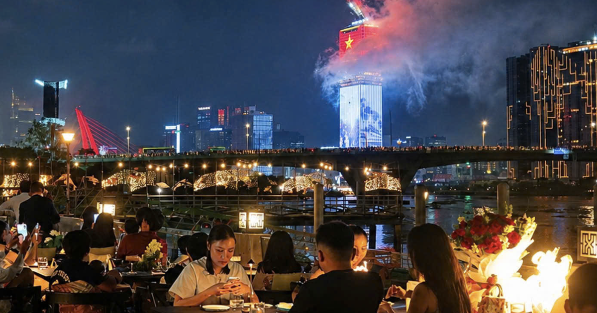Trung thu gh&eacute; nh&agrave; h&agrave;ng 'view tỉ đ&ocirc;' ven s&ocirc;ng S&agrave;i G&ograve;n, xu&ocirc;i 'd&ograve;ng chảy Nam bộ'