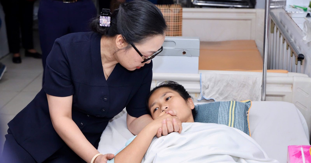 Dũng cảm lao ra cứu trẻ 2 tuổi, c&ocirc; gi&aacute;o mầm non bị xe tải c&aacute;n qua ch&acirc;n