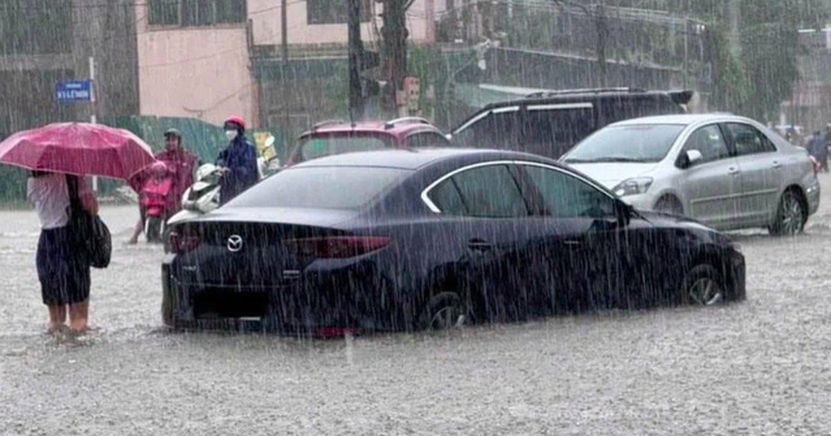 4 yếu tố thời tiết "kích hoạt" mưa lớn dồn dập ở miền Trung