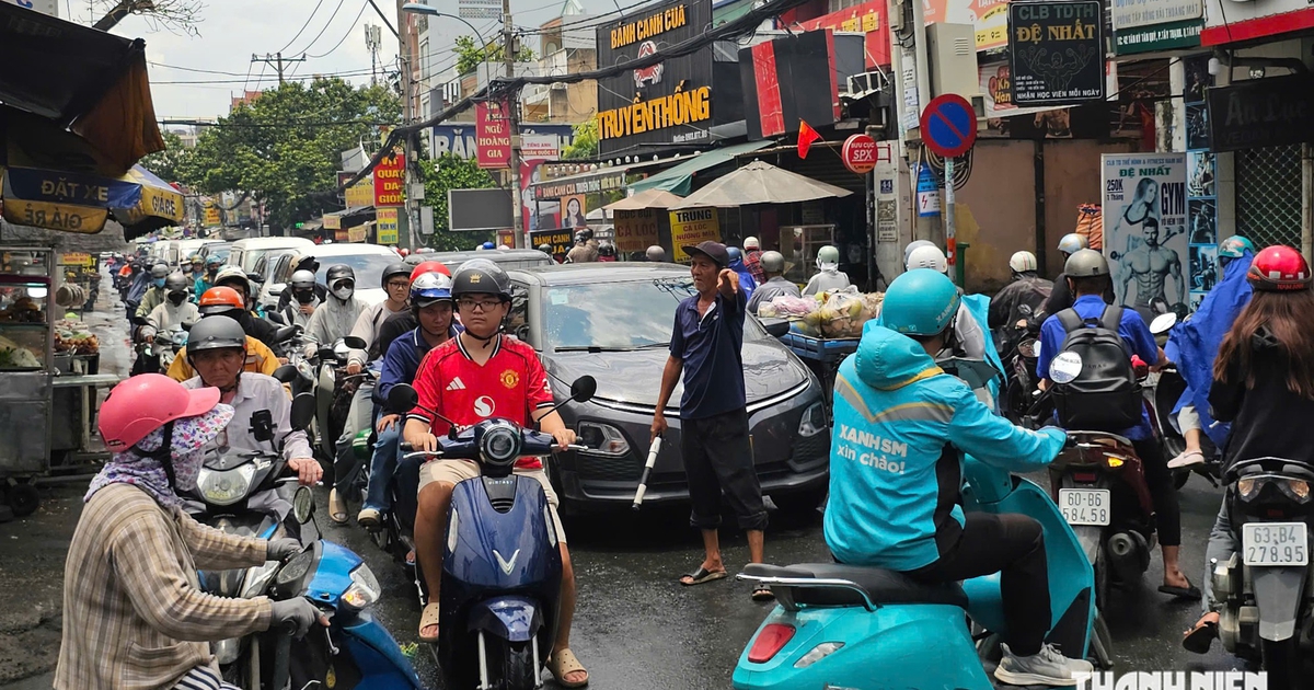 &Ocirc;ng Thọ ở TP.HCM, hễ đường kẹt xe gọi l&agrave; c&oacute; mặt