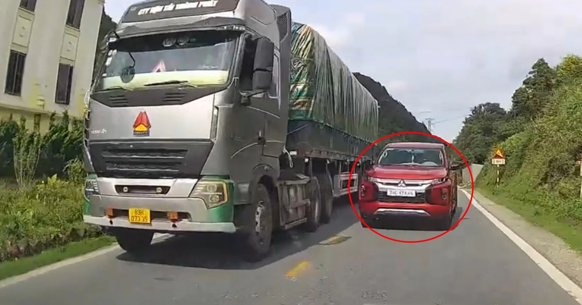 Bị xe sau nháy đèn xin vượt, tài xế phía trước không nhường đường có sai luật?