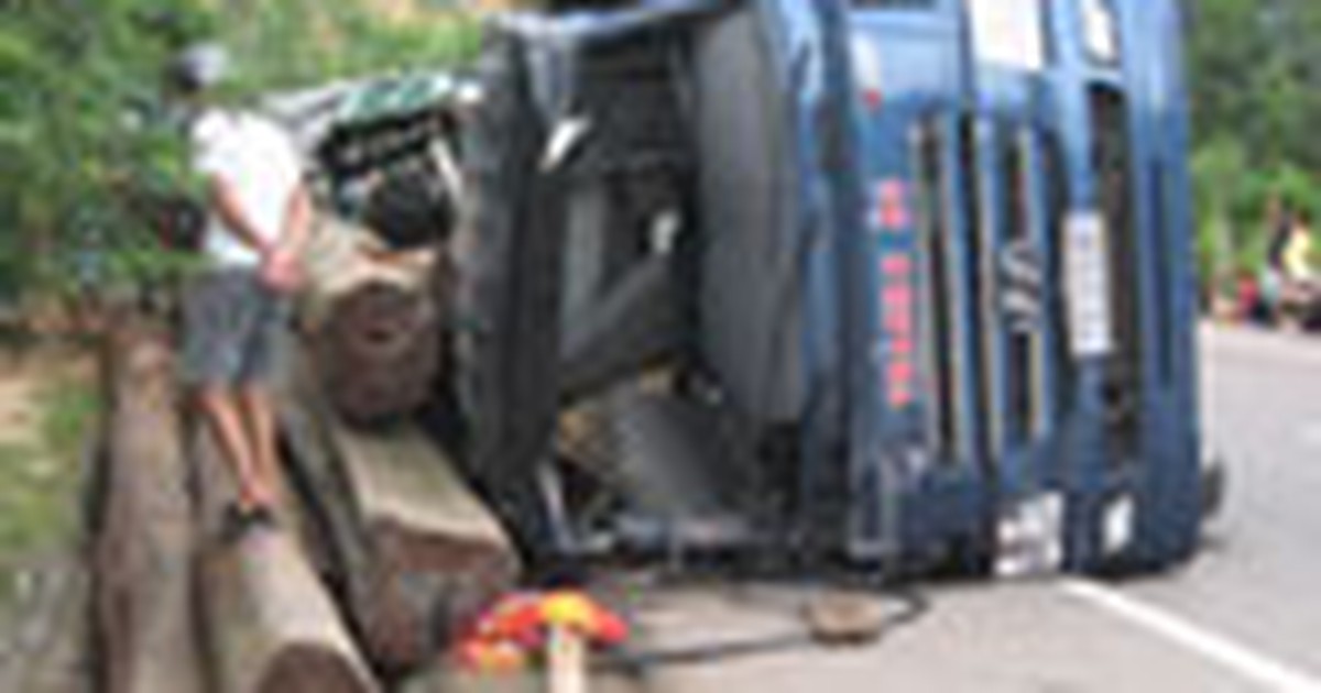 Xe đầu kéo chở gỗ lật, đè chết 1 người