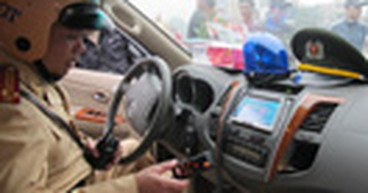 Phát hiện xe tư nhân dùng còi ủ, thẻ ưu tiên