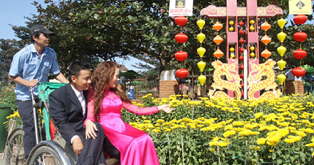 Khách du xuân đổ về đường hoa Hội An