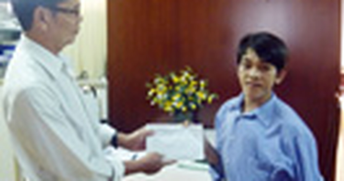 Trao tiền cho những hoàn cảnh khó khăn