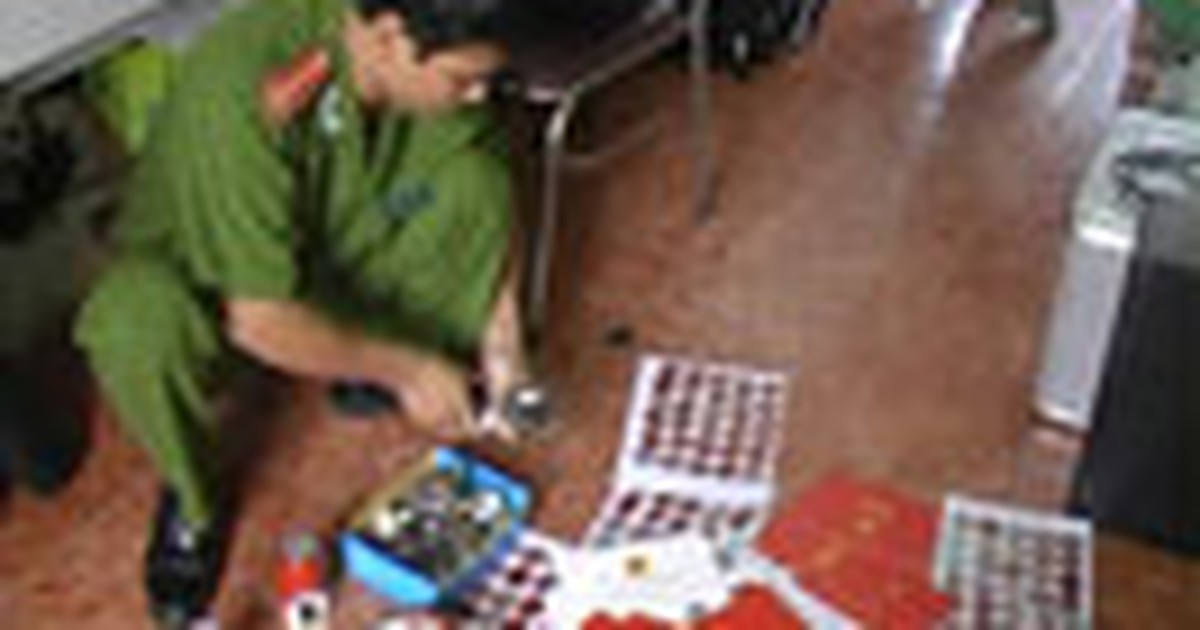 Phá ổ làm 300 bằng đại học và 200 con dấu giả