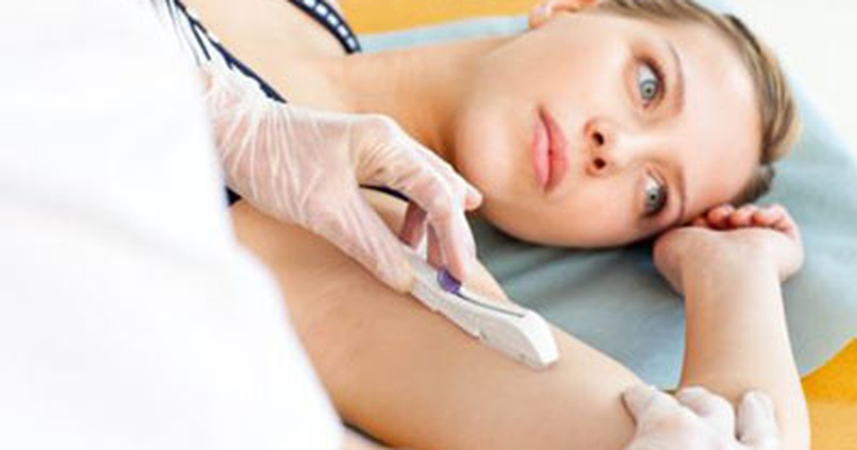 Tranh cãi việc cấy que tránh thai cho nữ sinh