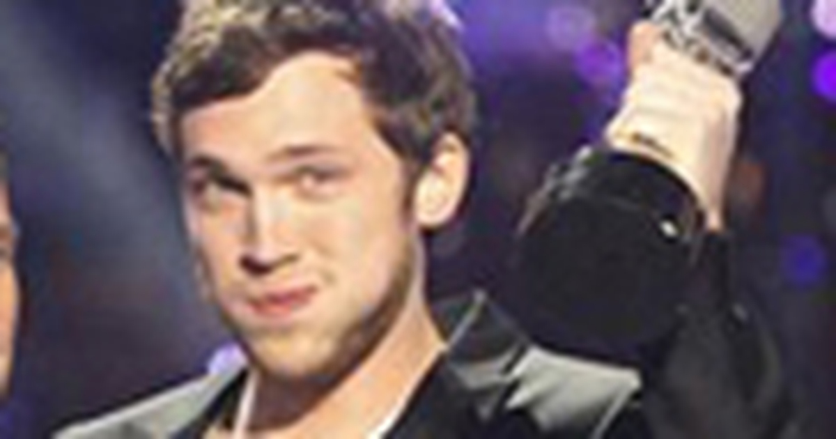 Quán quân American Idol tặng xe 25.000 USD cho bố mẹ