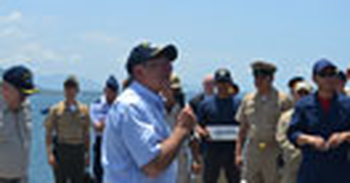 Bộ trưởng Quốc phòng Mỹ thăm vịnh Cam Ranh