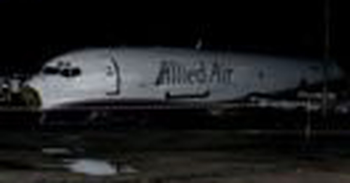 Máy bay đâm xe buýt, 10 người chết