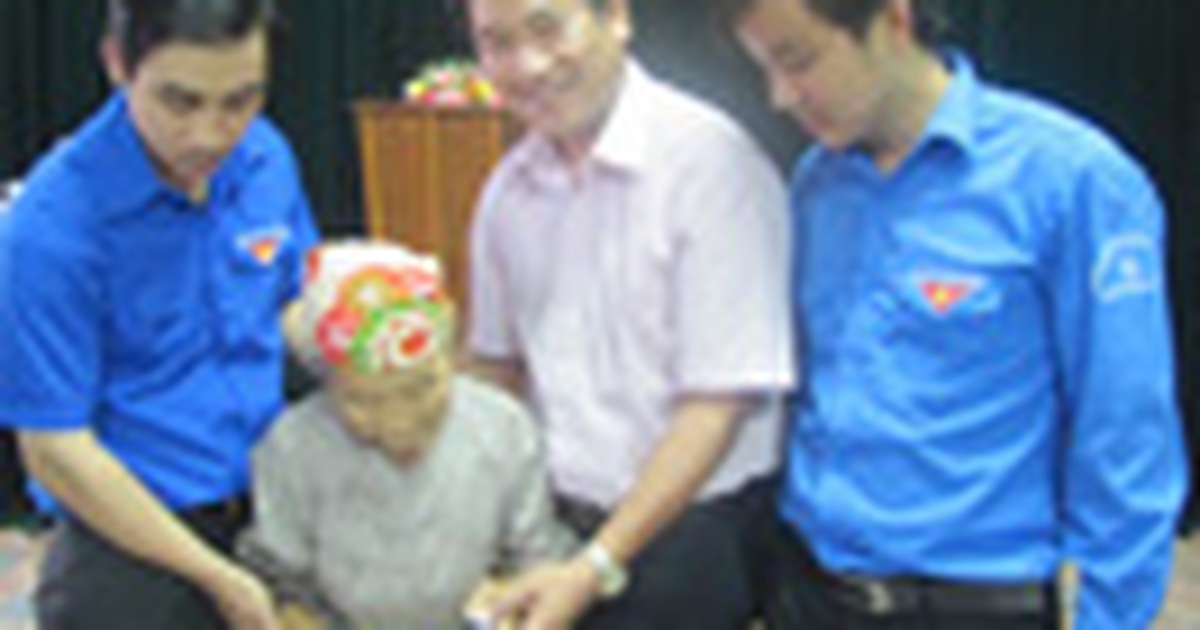 Báo Thanh Niên cứu trợ tại vùng 'rốn lũ' Hà Tĩnh