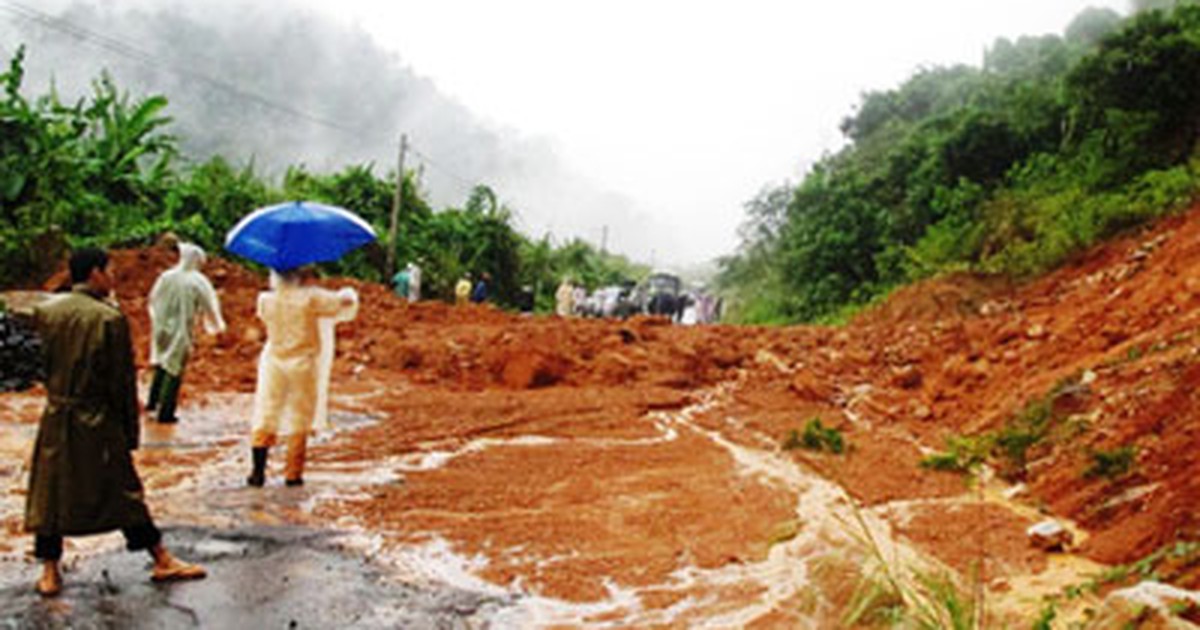 Hàng trăm người mắc kẹt ở tuyến đường Nha Trang - Đà Lạt do sạt lở