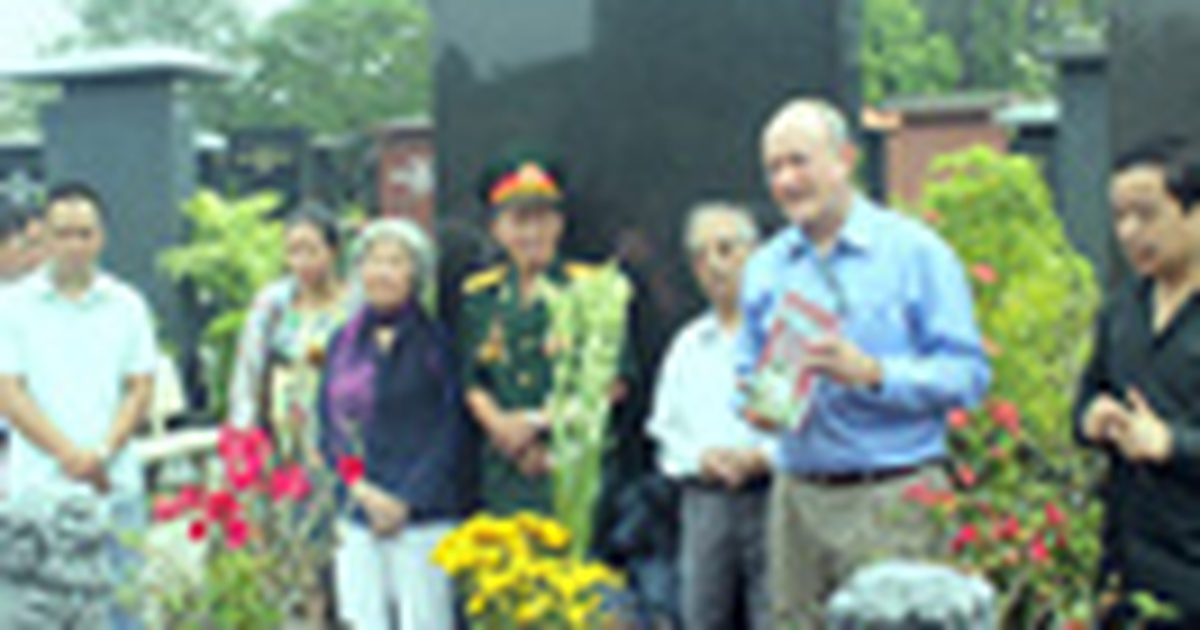 Tác giả 'X6 - Điệp viên hoàn hảo' tặng sách người đã khuất