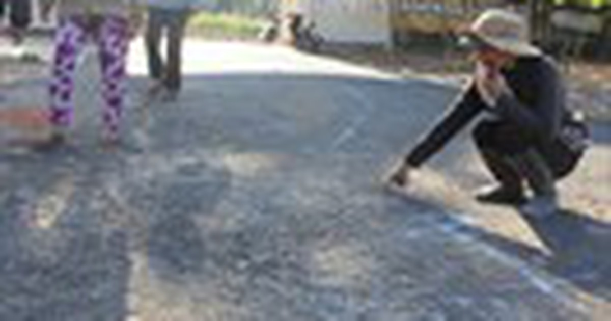 Bé trai 5 tuổi bị kéo lê hàng trăm mét trên đường