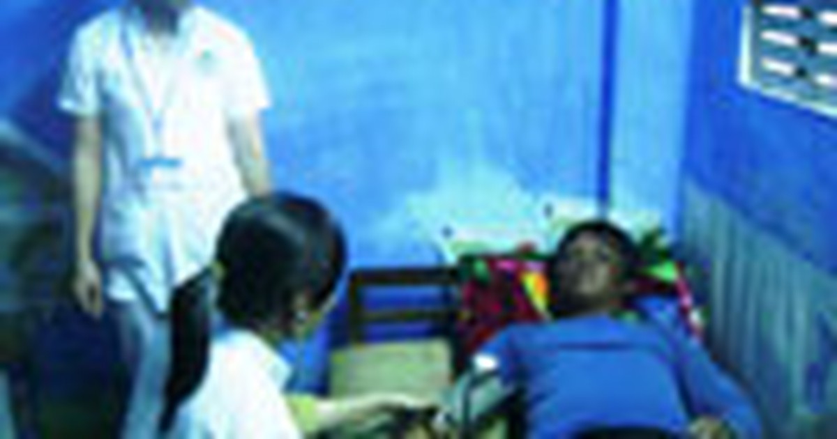 Đưa 4 ngư dân Philippines gặp nạn vào bờ an toàn