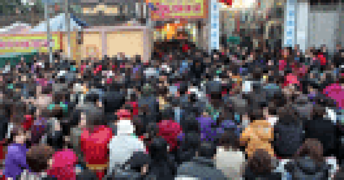 Hàng ngàn người đổ về chùa Phúc Khánh cầu an