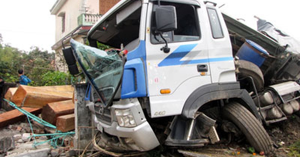 Xe chở gỗ mất lái lao nhà dân