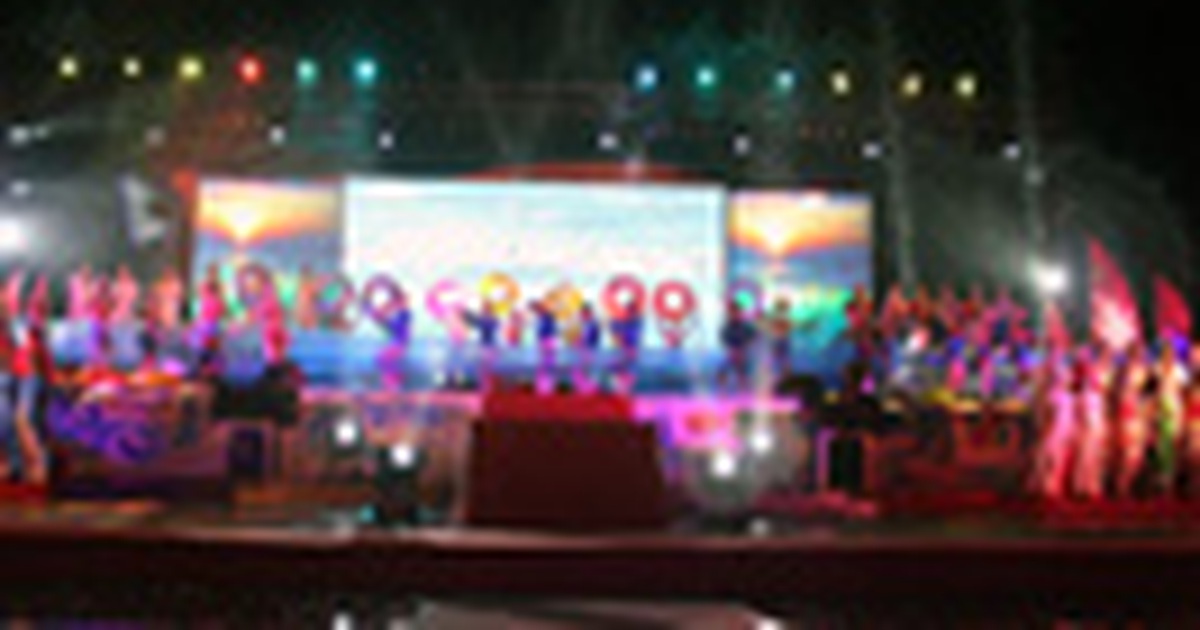 Hàng nghìn du khách đội mưa xem bắn pháo hoa