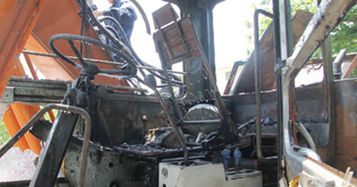 Cháy xe cẩu tại công trường