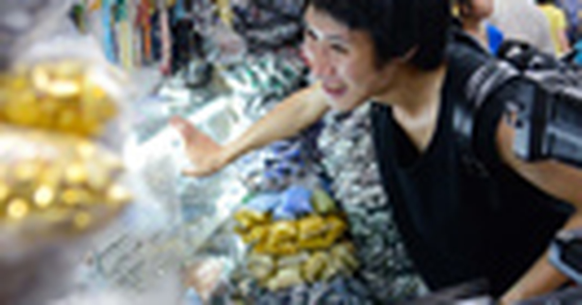 12 nhà thiết kế của "Project Runway Vietnam" đi chợ phụ liệu