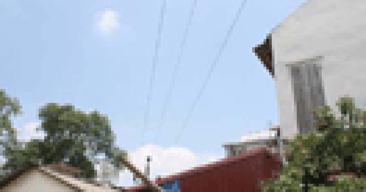 Sửa mái nhà, một người bị điện cao thế giật chết