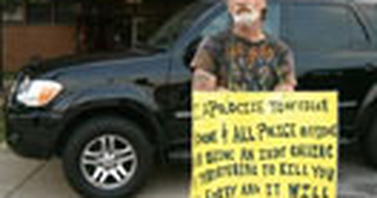 Đeo bảng 'kẻ ngốc' vì đe dọa cảnh sát