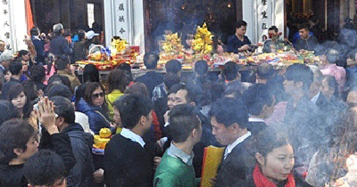 Mồng 1 Tết, các chùa ở Hà Nội ken đặc người