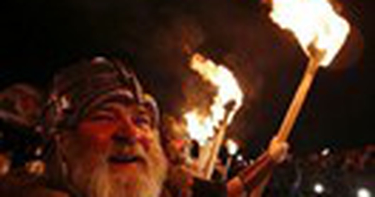 Những giai thoại và phong tục đón năm mới cổ xưa trên thế giới - Kỳ 2: Tục xông đất có từ thời xa xưa