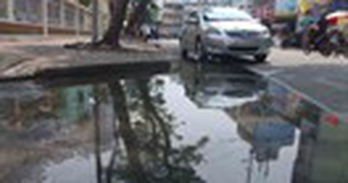 Nghẹt cống trước cổng trường