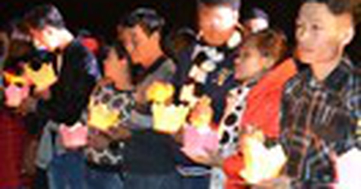 Gần 200 cặp tình nhân 'Ước nguyện cầu duyên' dịp Valentine