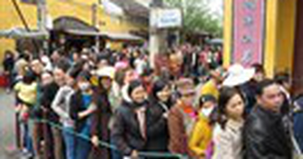 Hàng vạn người xếp hàng viếng chùa