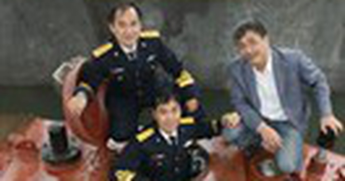 Tàu ngầm mini tự chế lại chạy thử nghiệm trong hồ