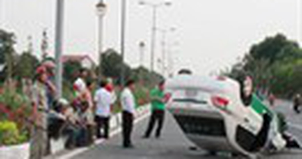 Taxi chổng bánh lên trời