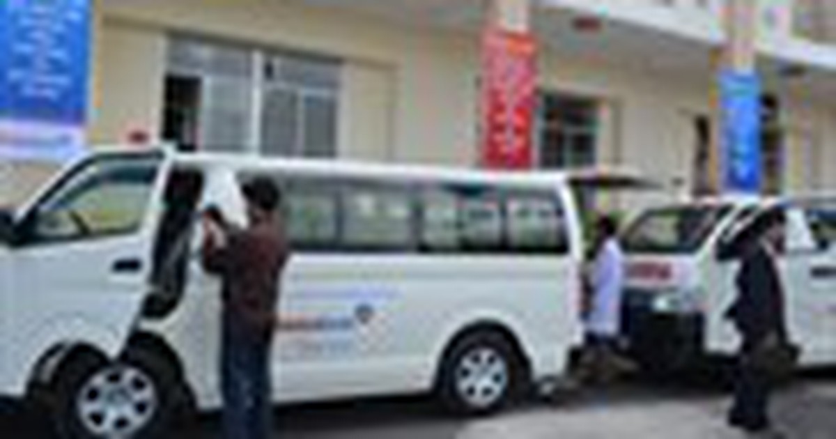 Tặng xe cứu thương cho bệnh viện