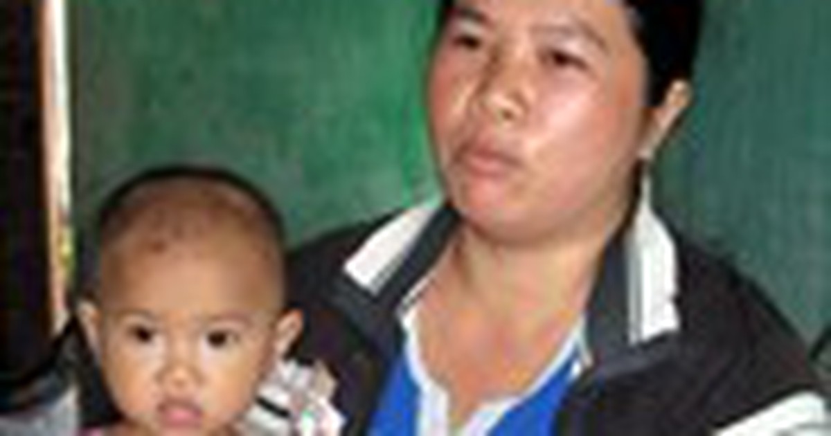 Cháu bé liệt tay do tắc trách của nữ hộ sinh?