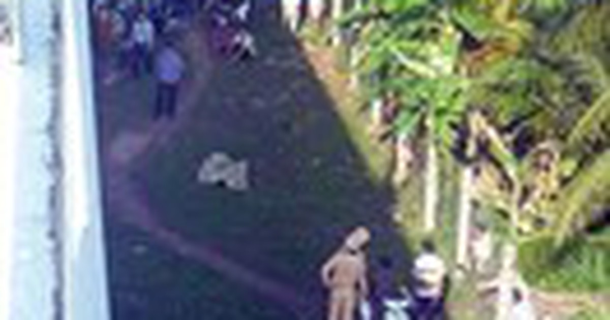 Tông xe, 1 thanh niên văng xuống dạ cầu tử vong